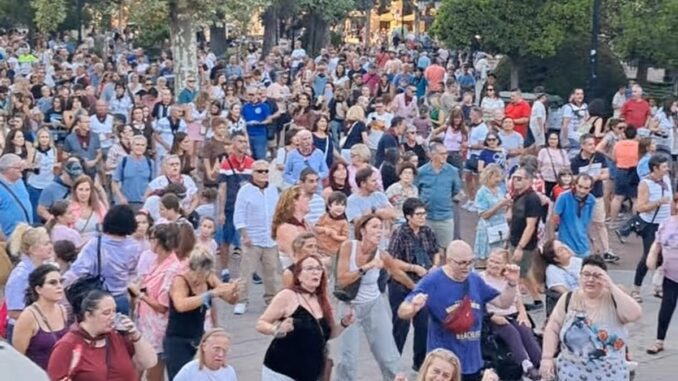 Plaza del Paseo del Espolón de Logroño durante la celebración de las fiestas de San Mateo con asistentes y edificios clásicos de fondo