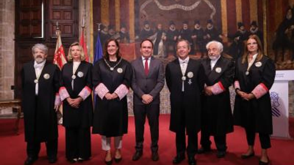 El president de la Generalitat recibe la insignia del Consell Jurídic Consultiu en el acto de celebración del XXX aniversario
