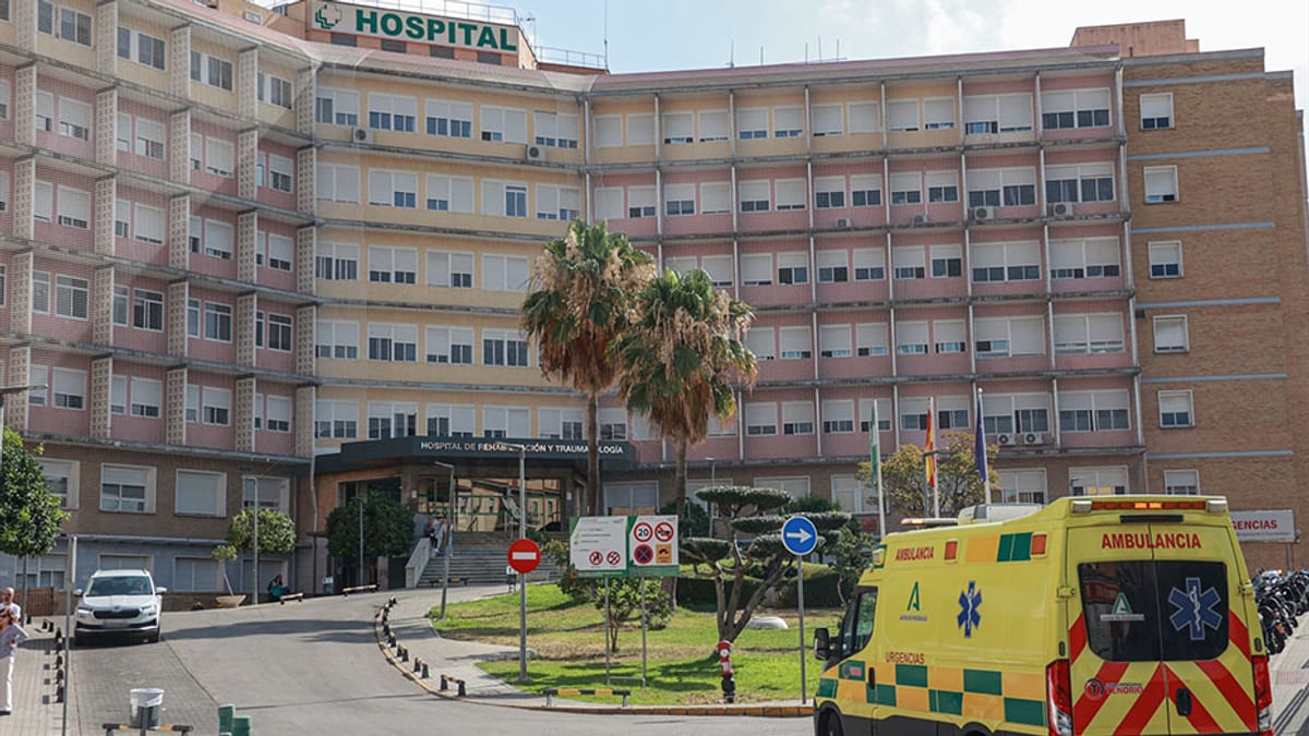 Vehículos de emergencia y ambulancia en el lugar del accidente de tráfico en Sevilla