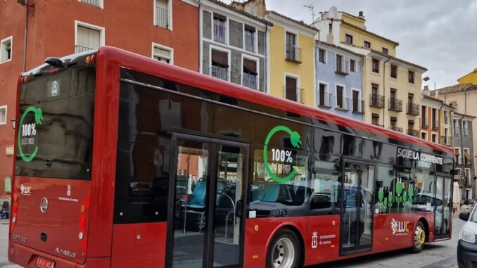 Lanza una encuesta sobre movilidad urbana para mejorar el autobús en Cuenca Cartel informativo del Ayuntamiento de Cuenca sobre encuesta de movilidad urbana con logo de autobús eléctrico
