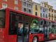 Cartel informativo del Ayuntamiento de Cuenca sobre encuesta de movilidad urbana con logo de autobús eléctrico