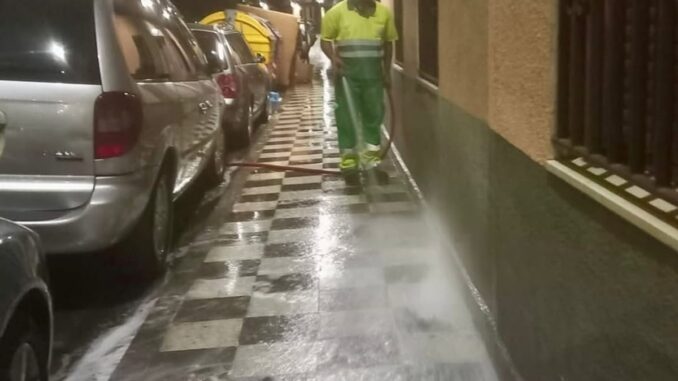 Intensifica la limpieza nocturna con agua a presión en calles y aceras en Cuenca Equipo municipal realizando limpieza nocturna con agua a presión en acera de Cuenca
