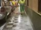 Equipo municipal realizando limpieza nocturna con agua a presión en acera de Cuenca