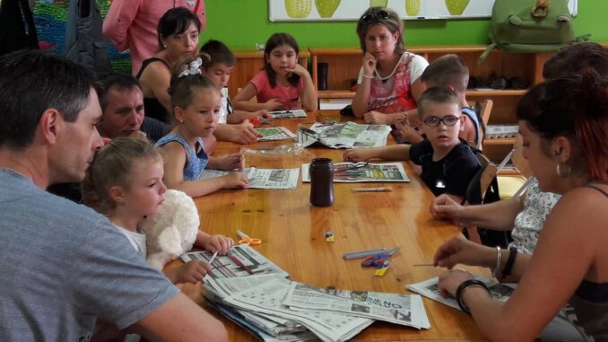 Cuentacuentos 'Quién apagó el sol' en el Aula Medioambiental de La Grajera Grupo de niños y adultos en una actividad educativa del Aula Medioambiental de La Grajera trabajando con materiales didácticos