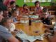 Grupo de niños y adultos en una actividad educativa del Aula Medioambiental de La Grajera trabajando con materiales didácticos