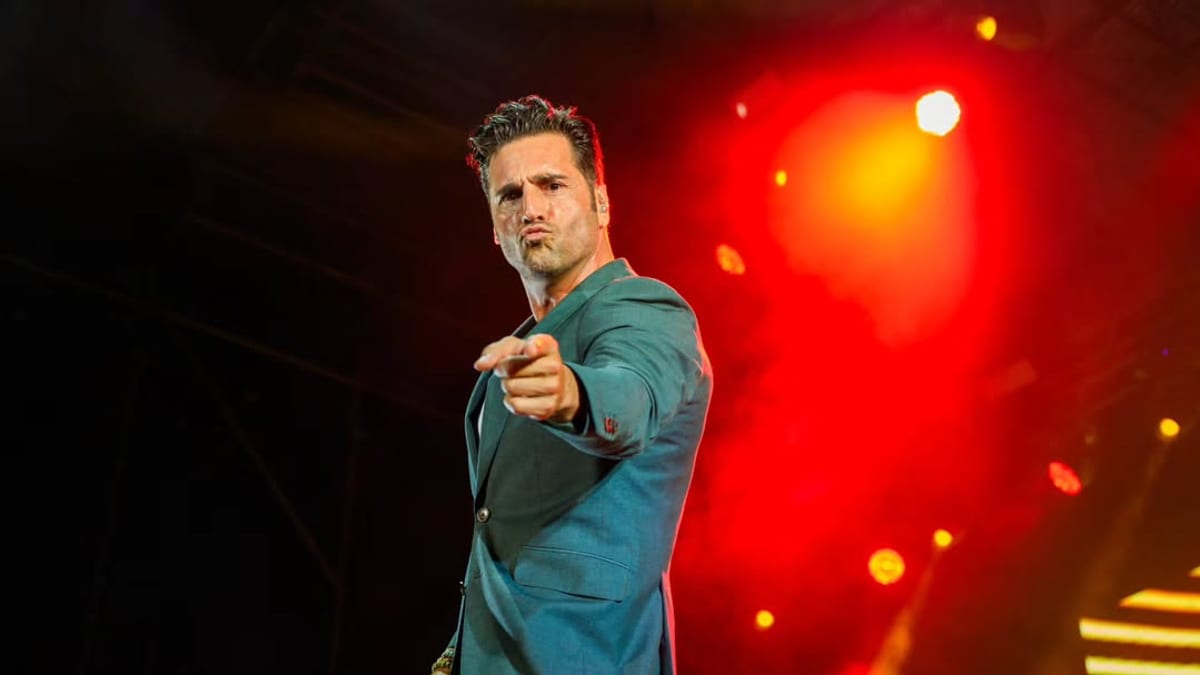 David Bustamante en el escenario durante su concierto en Valdemoro, con el público disfrutando de la actuación