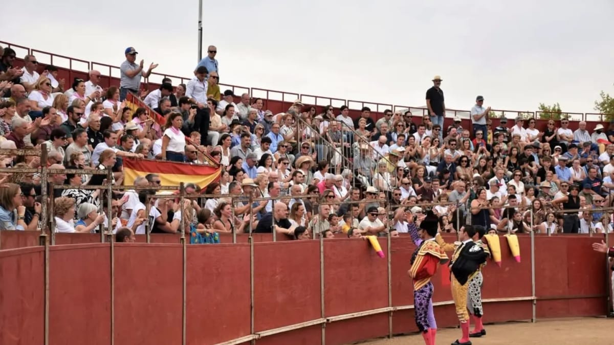 Plaza de toros con público en las gradas durante la corrida de cierre de las Fiestas 2026 de Villaviciosa de Odón