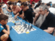 Escena del XXXVII Torneo de Ajedrez Diputación de Cáceres en Jarandilla de la Vera con múltiples participantes jugando simultáneamente en mesas azules