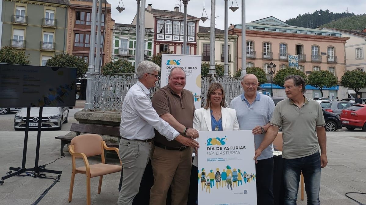 Cartel del Día de Asturias 2026 con el lema 'Las vidas de Asturias cantada' presentado en la ría del Eo
