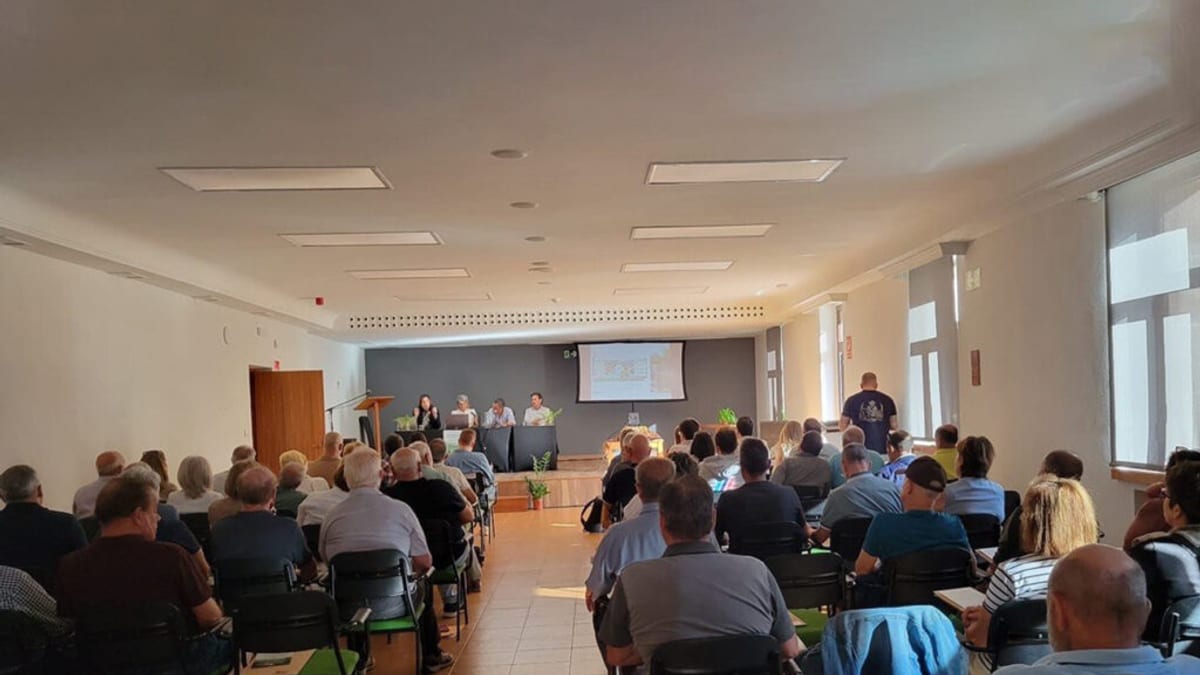 Sala de conferencias con asistentes durante presentación sobre comunidades energéticas en Piornal