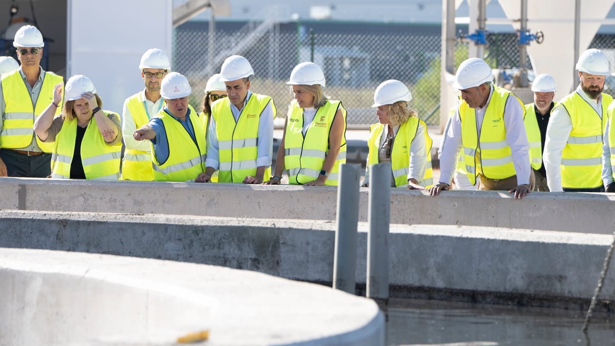 La presidenta de la Diputación de Castellón, Marta Barrachina, visita las obras de modernización en la depuradora de Cabanes junto a técnicos de seguridad