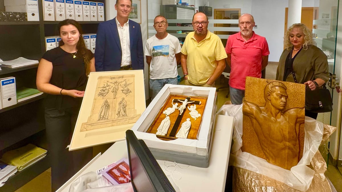 Grupo de personas presentando las tres obras restauradas de Agustí Ballester Besalduch en un museo o archivo provincial