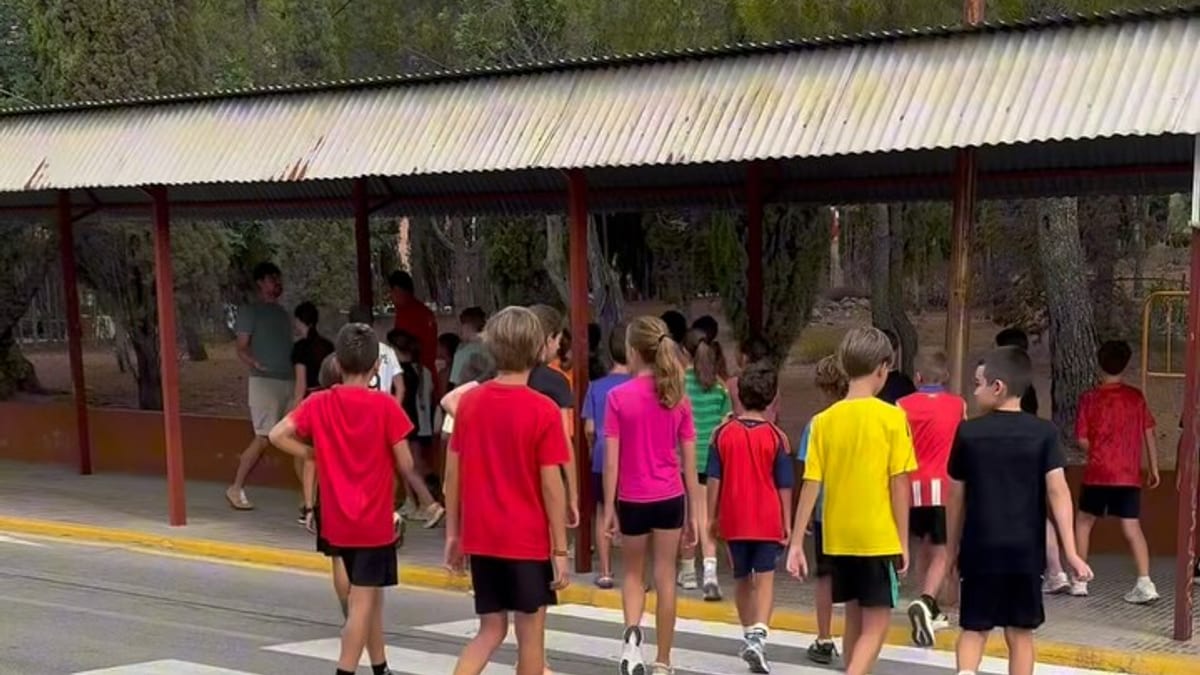 La diputada provincial María Tormo acompaña a alumnos del centro Penyeta Roja en la vuelta al cole, recorriendo las instalaciones y compartiendo momentos con los niños y niñas