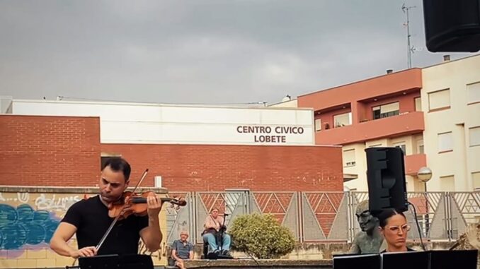 El Dúo Macondo triunfa en la segunda jornada de 'Noches con arte en el barrio' El Dúo Macondo actúa en la Plaza Joaquín Elizalde durante el evento 'Noches con arte en el barrio' de Logroño