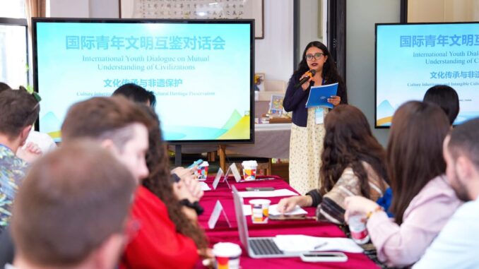 Encuentro Internacional de Jóvenes Líderes sobre Diálogo entre Civilizaciones, con jóvenes europeos y chinos debatiendo sobre desafíos globales
