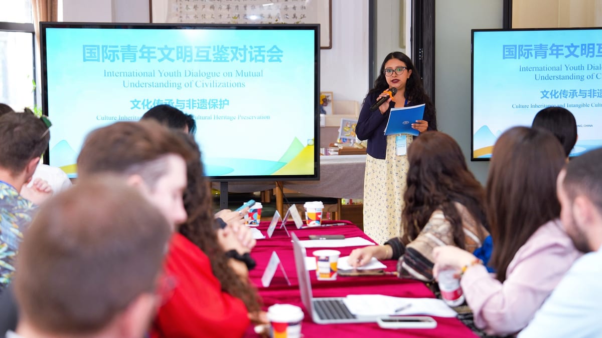 Encuentro Internacional de Jóvenes Líderes sobre Diálogo entre Civilizaciones, con jóvenes europeos y chinos debatiendo sobre desafíos globales