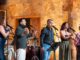 Cinco cantantes en escenario actuando en el Encuentro de Solistas de las Fiestas de Nuestra Señora de la Peña