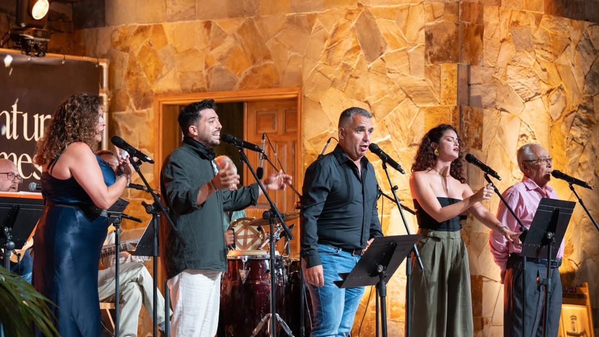 Cinco cantantes en escenario actuando en el Encuentro de Solistas de las Fiestas de Nuestra Señora de la Peña