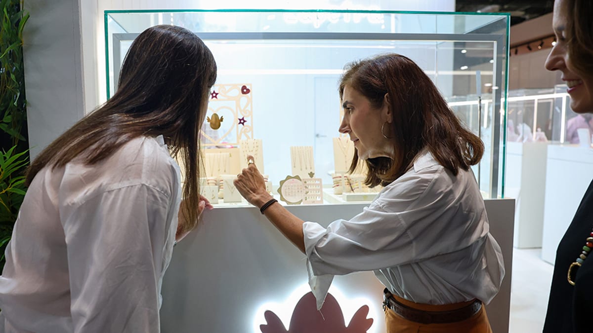 Rocío Blanco visita el stand de firmas andaluzas de joyería en la feria MadridJoya