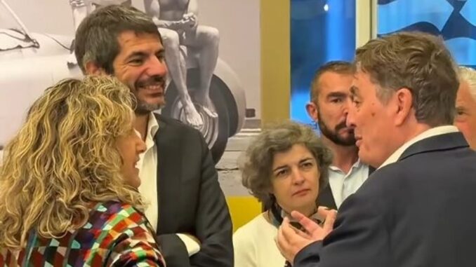 Ministro de Cultura de España Ernesto Urtasun en inauguración de exposición fotográfica en Bienal del Libro São Paulo