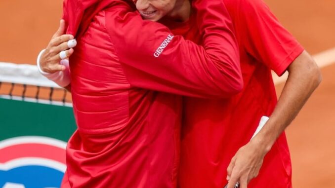 España se clasifica para la fase final de la Copa Davis Pedro Martínez y Jaume Munar celebran la victoria contra la pareja chilena en la Copa Davis