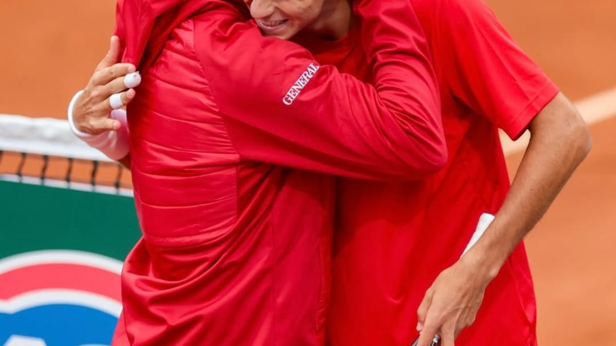 Pedro Martínez y Jaume Munar celebran la victoria contra la pareja chilena en la Copa Davis