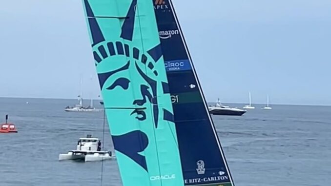 Barcos de competición SailGP navegando frente a la costa de Valencia durante el Spain Sail Grand Prix