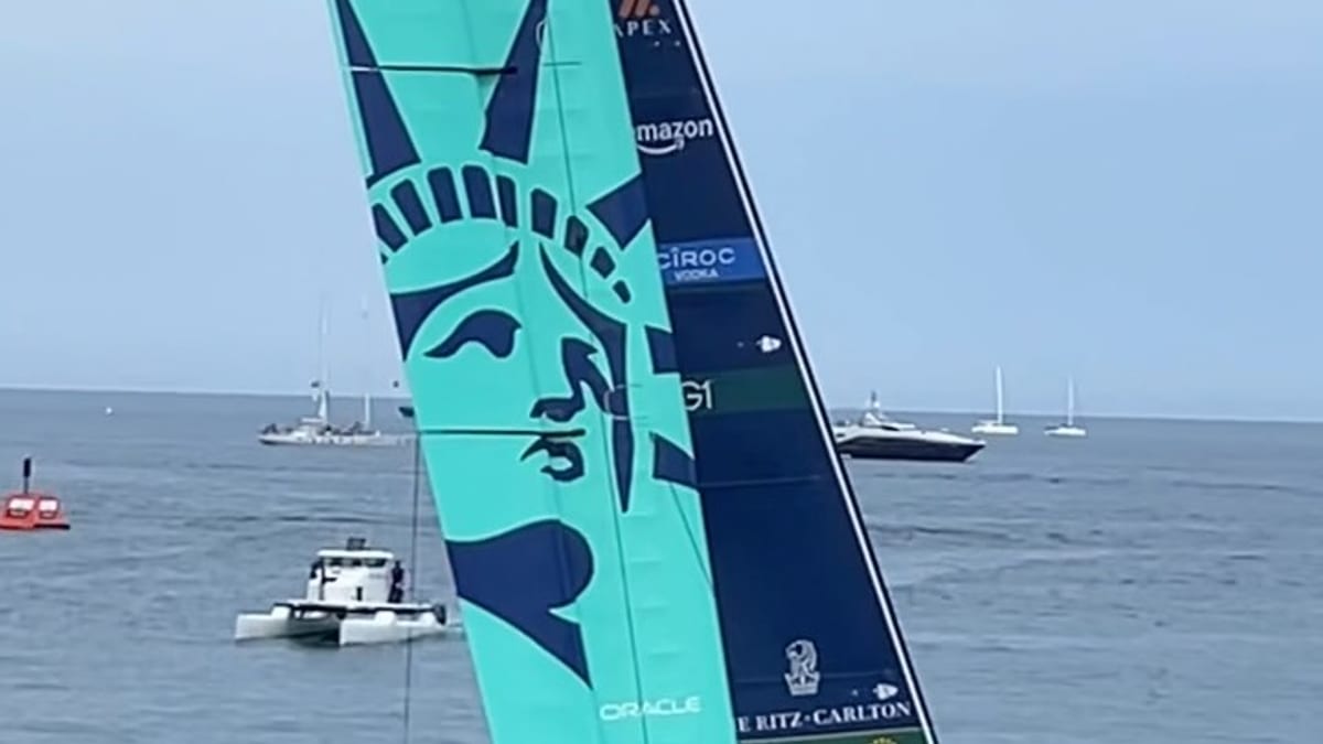 Barcos de competición SailGP navegando frente a la costa de Valencia durante el Spain Sail Grand Prix