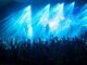 Multitud de personas disfrutando del festival Estiu Jove 2026 en el Recinte Firal de Ibiza con escenario iluminado y público concentrado