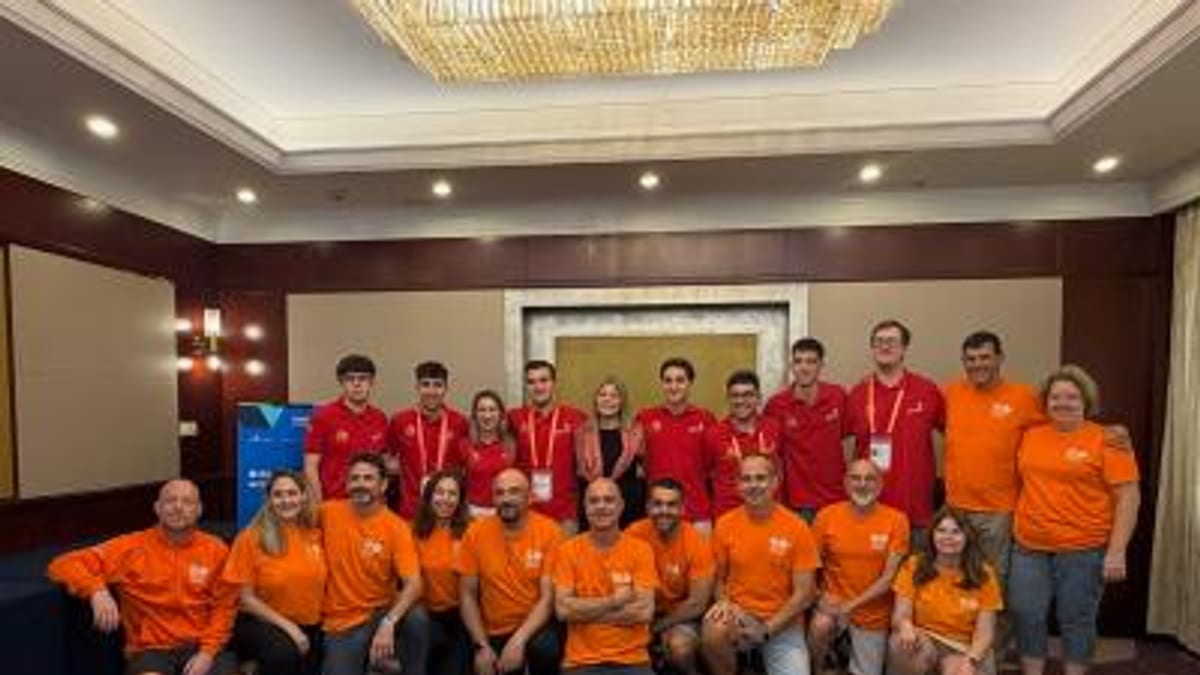 Carmen Ortí, consellera de Educación de la Generalitat Valenciana, visita al equipo de ocho estudiantes que representarán a la región en los WorldSkills de China