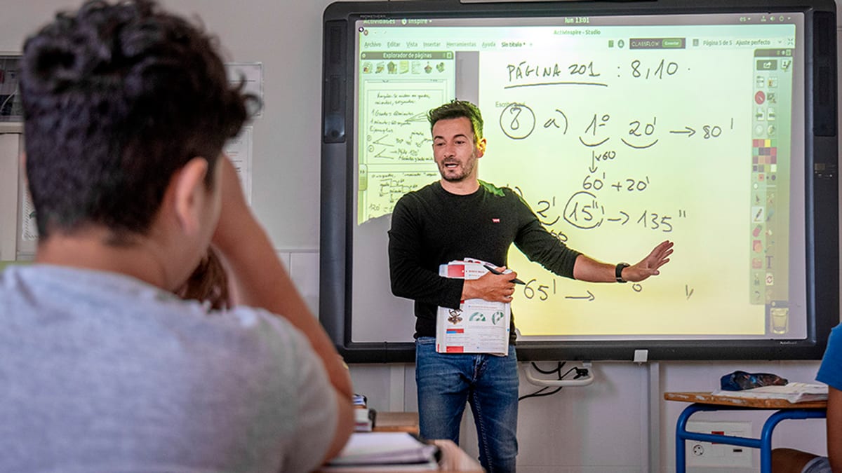 Aula de educación secundaria con estudiantes en clase
