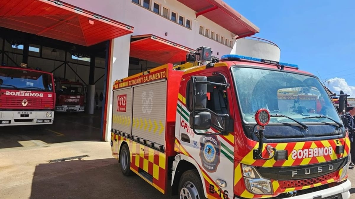 Camión de bomberos del Consorcio Provincial de Huelva en la carretera