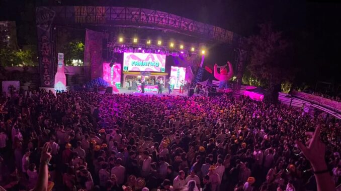 La Caseta de los Jardinillos vibra con éxito en el Fanatiko Fest 2026 Público disfrutando del Fanatiko Fest 2026 en la Caseta de los Jardinillos durante el 70 Festival de Albacete