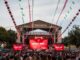 Actuación musical en la Feria de Albacete con público disfrutando en uno de los escenarios