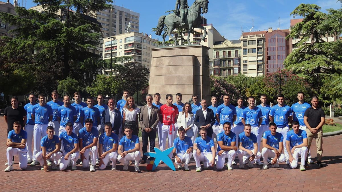 Presentación de la Feria de Pelota de San Mateo de Logroño con participantes y autoridades en plaza urbana