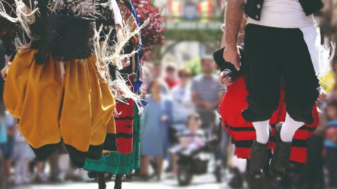 Cartel del festival folclórico de Logroño con danzas y trajes regionales