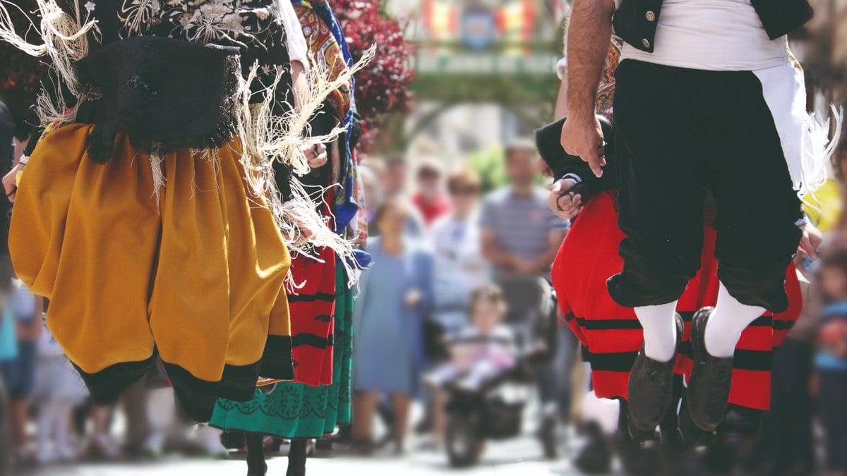 Cartel del festival folclórico de Logroño con danzas y trajes regionales