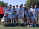 Entrega de trofeos del IV Torneo del FS Navalcarnero, con el equipo campeón celebrando la victoria