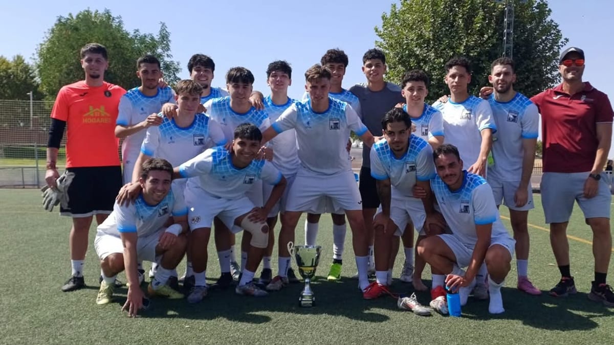 Entrega de trofeos del IV Torneo del FS Navalcarnero, con el equipo campeón celebrando la victoria