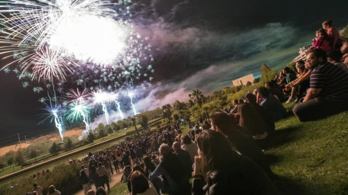 Segunda noche del XVIII Concurso Internacional de Fuegos Artificiales Espectáculo de fuegos artificiales con cohetes y cascadas durante el XVIII Concurso Internacional de Fuegos Artificiales de San Mateo en Logroño