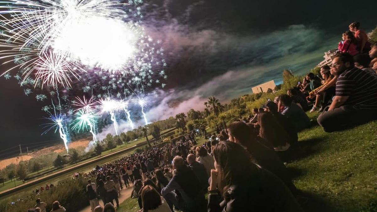 Espectáculo de fuegos artificiales con cohetes y cascadas durante el XVIII Concurso Internacional de Fuegos Artificiales de San Mateo en Logroño