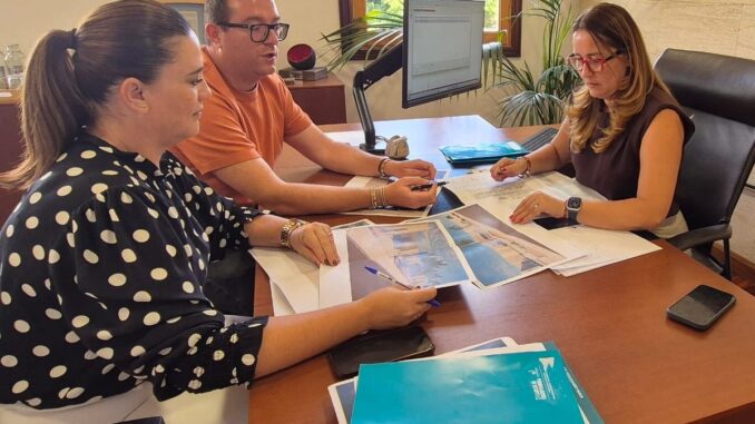 Abona 120.200 euros en becas al estudio un mes tras abrir convocatoria en Fue... Reunión en oficina del Cabildo de Fuerteventura con documentos sobre becas al estudio