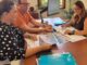 Reunión en oficina del Cabildo de Fuerteventura con documentos sobre becas al estudio