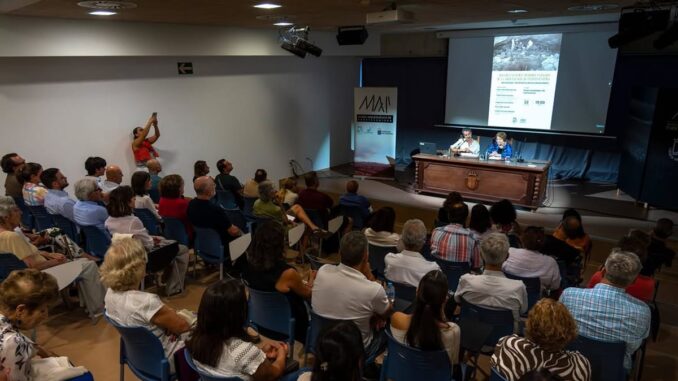 Honra a Dolores Sánchez, pionera de la arqueología majorera en Fuerteventura Acto de homenaje a Dolores Sánchez en el Museo Arqueológico de Fuerteventura durante la presentación de su legado documental