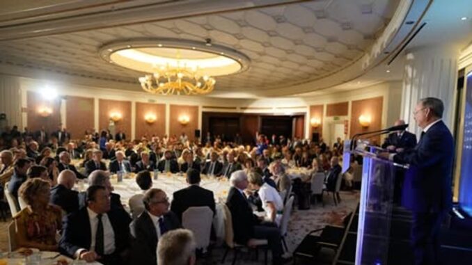Galicia apoya a Ceuta en el Fórum Europa de Madrid Evento formal en el Fórum Europa de Madrid con representantes de la Xunta de Galicia y el presidente de Ceuta Juan Jesús Vivas en la mesa principal