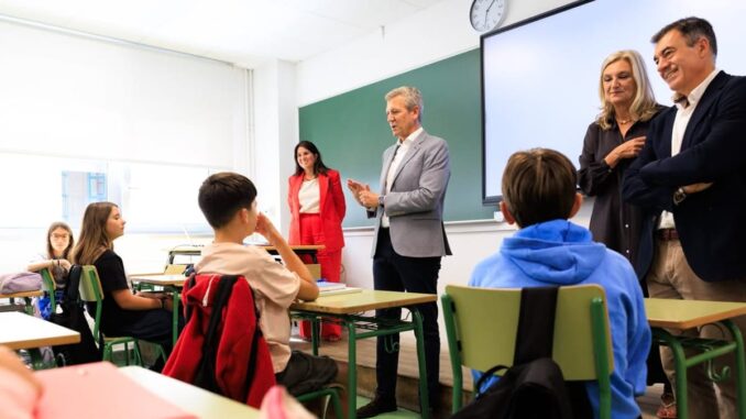 Galicia comienza curso con récord de docentes, según Rueda Alfonso Rueda durante la visita al IES Eusebio da Guarda de A Coruña en el inicio del curso escolar
