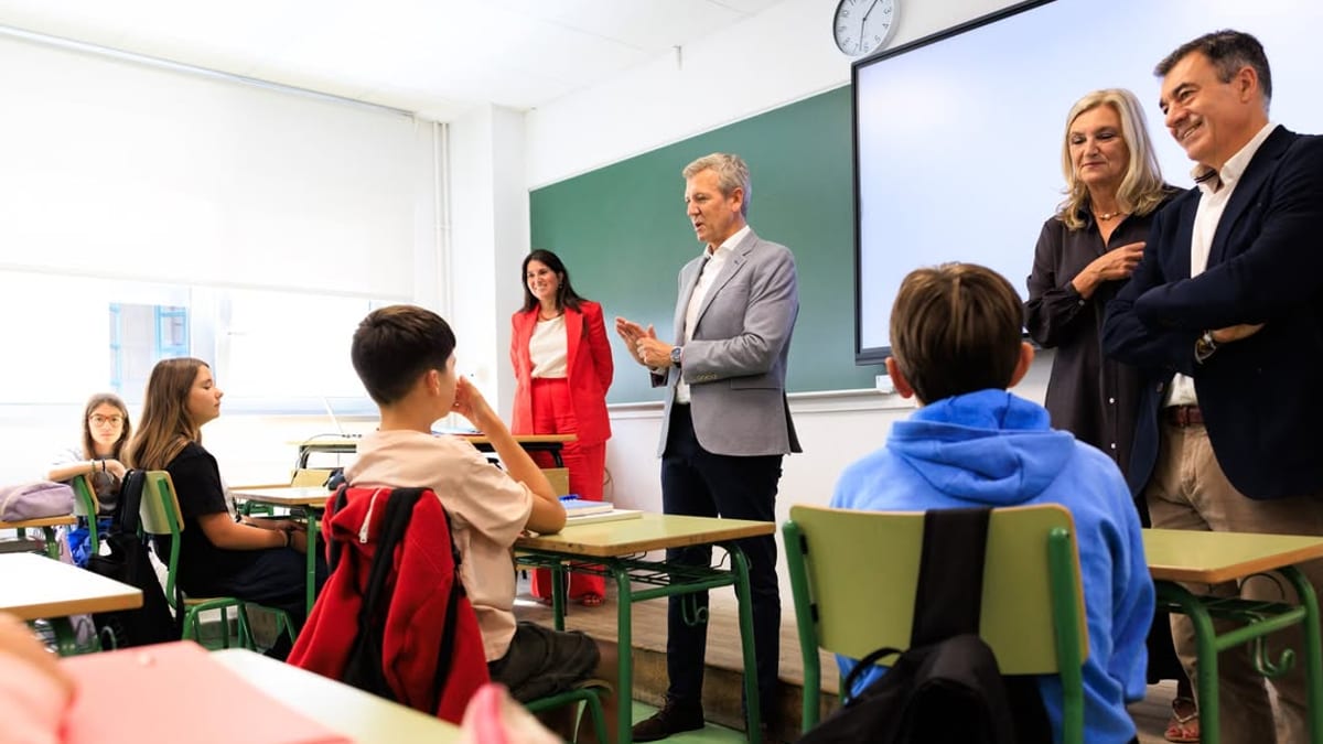 Alfonso Rueda durante la visita al IES Eusebio da Guarda de A Coruña en el inicio del curso escolar