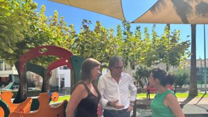 Generalitat destina 135.000 euros a juegos accesibles en parques infantiles para menores con discapacidad Niños con discapacidad jugando en un parque infantil accesible con columpios y juegos adaptados