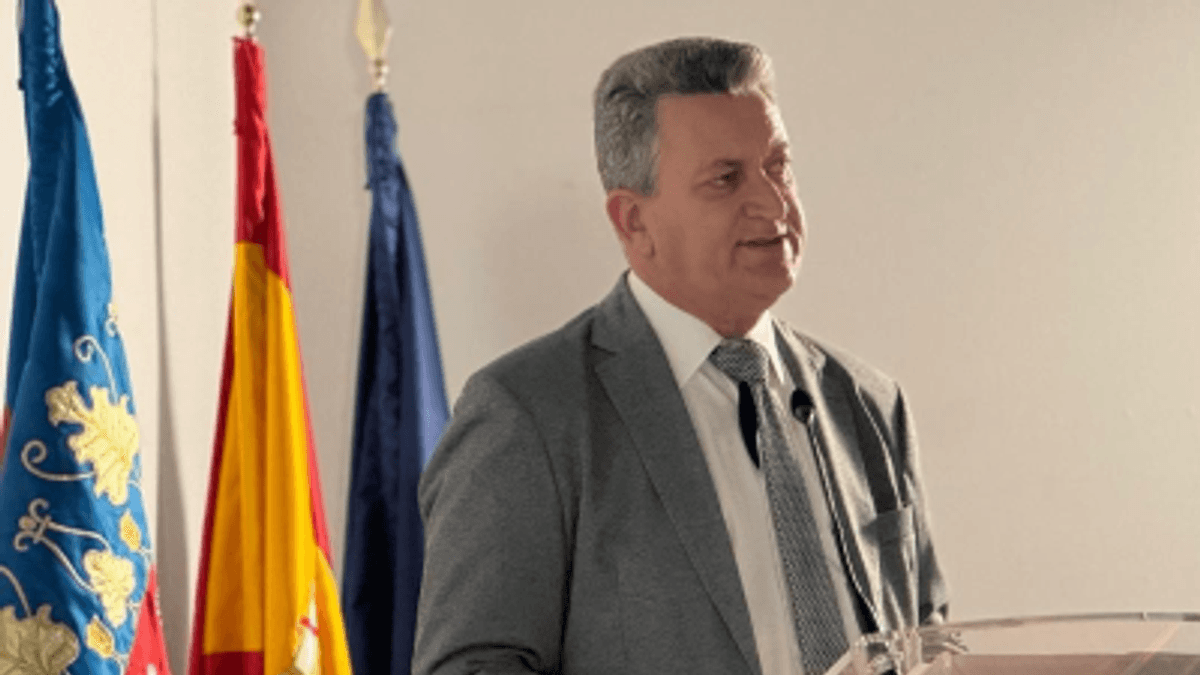Conseller de la Generalitat Valenciana en podio durante presentación de alegaciones sobre deslinde costero