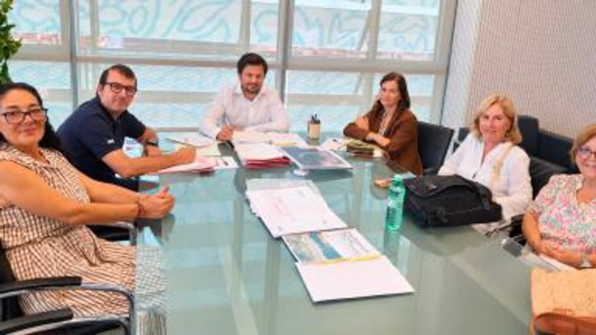 Reunión de trabajo entre representantes de la Generalitat Valenciana, ayuntamientos de Alicante y Santa Pola para acordar medidas de mejora en Tabarca